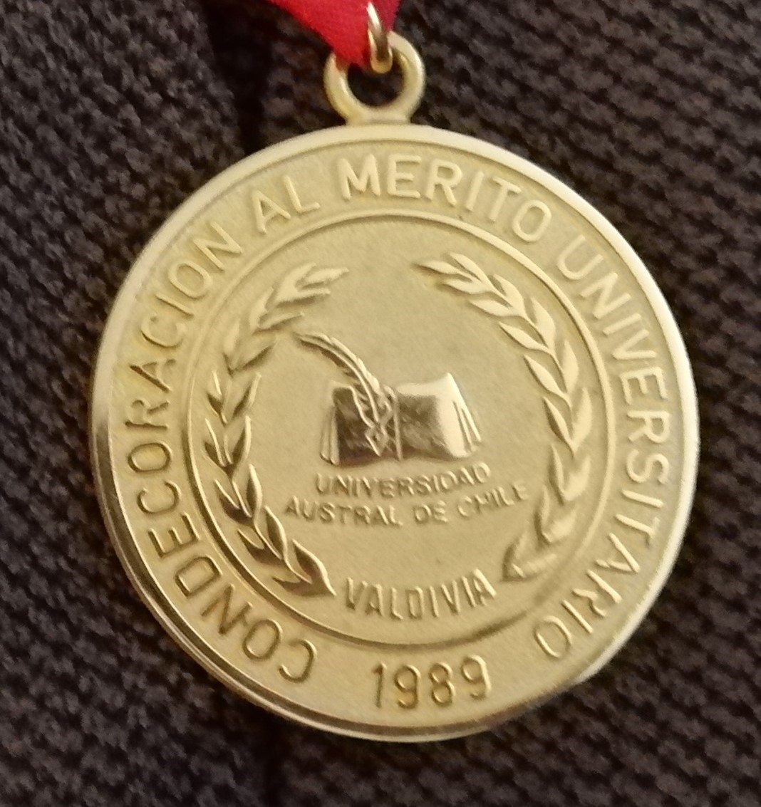 Medalla al mérito académico, 1989. Universidad Austral de Chile
